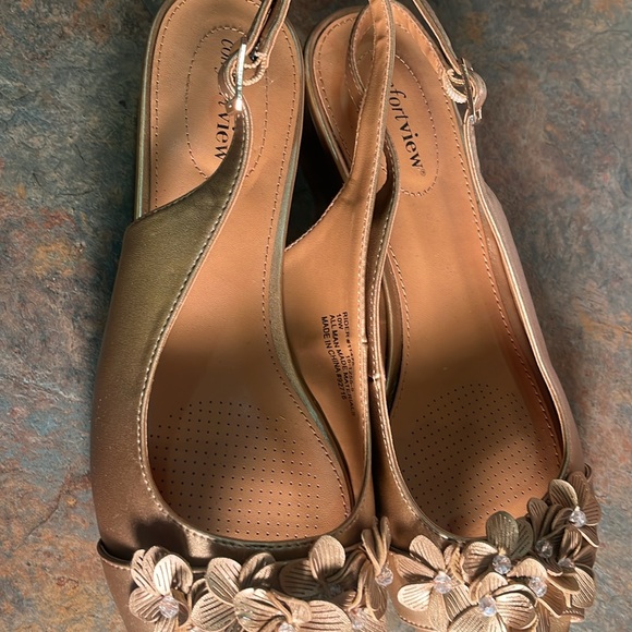 Comfortview sling back shoes, gold size 10 like new - Picture 8 of 8